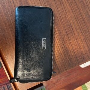 spacious leather tumi wallet black